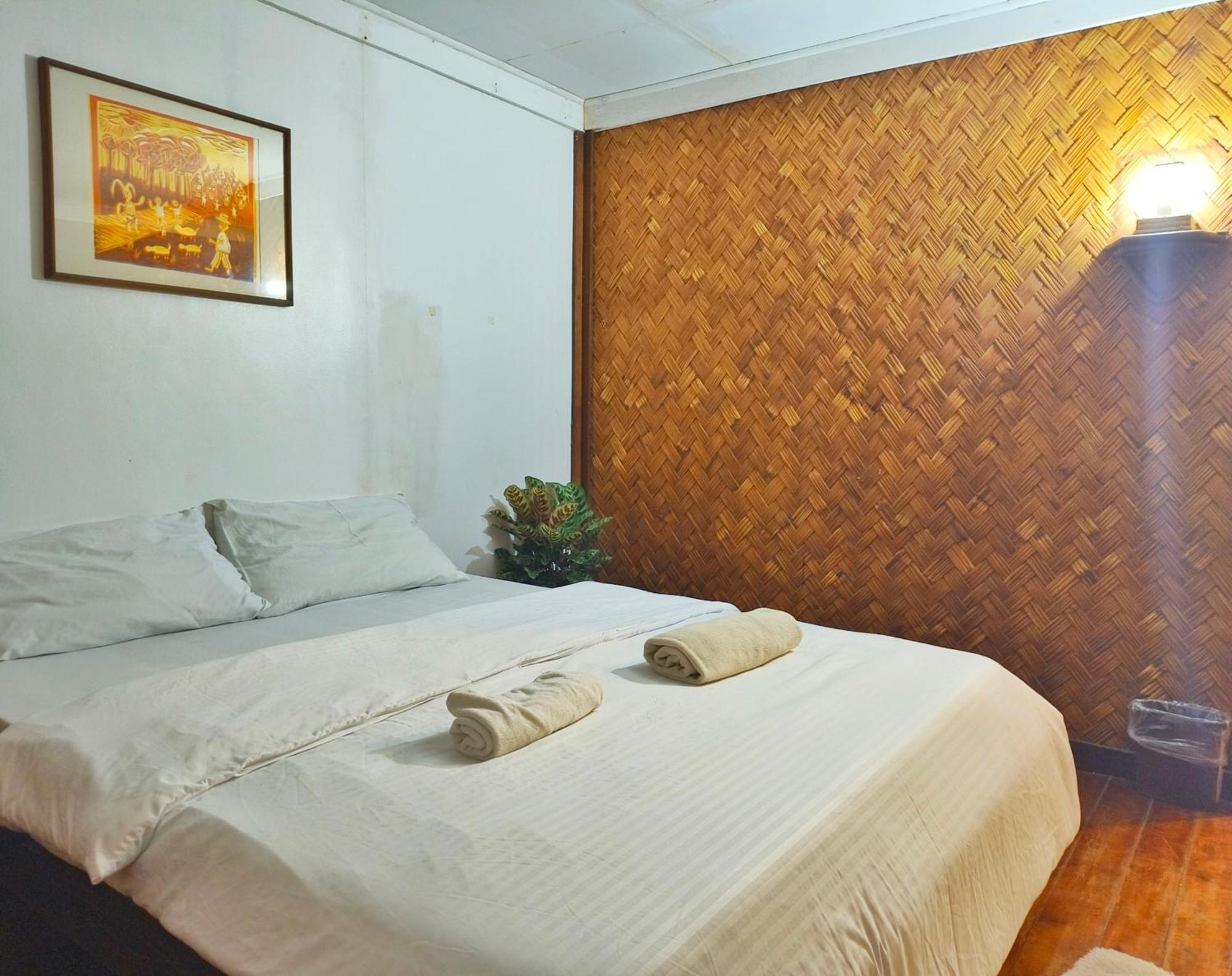 Lokal Hut Bed And Breakfast Puerto Princesa Buitenkant foto