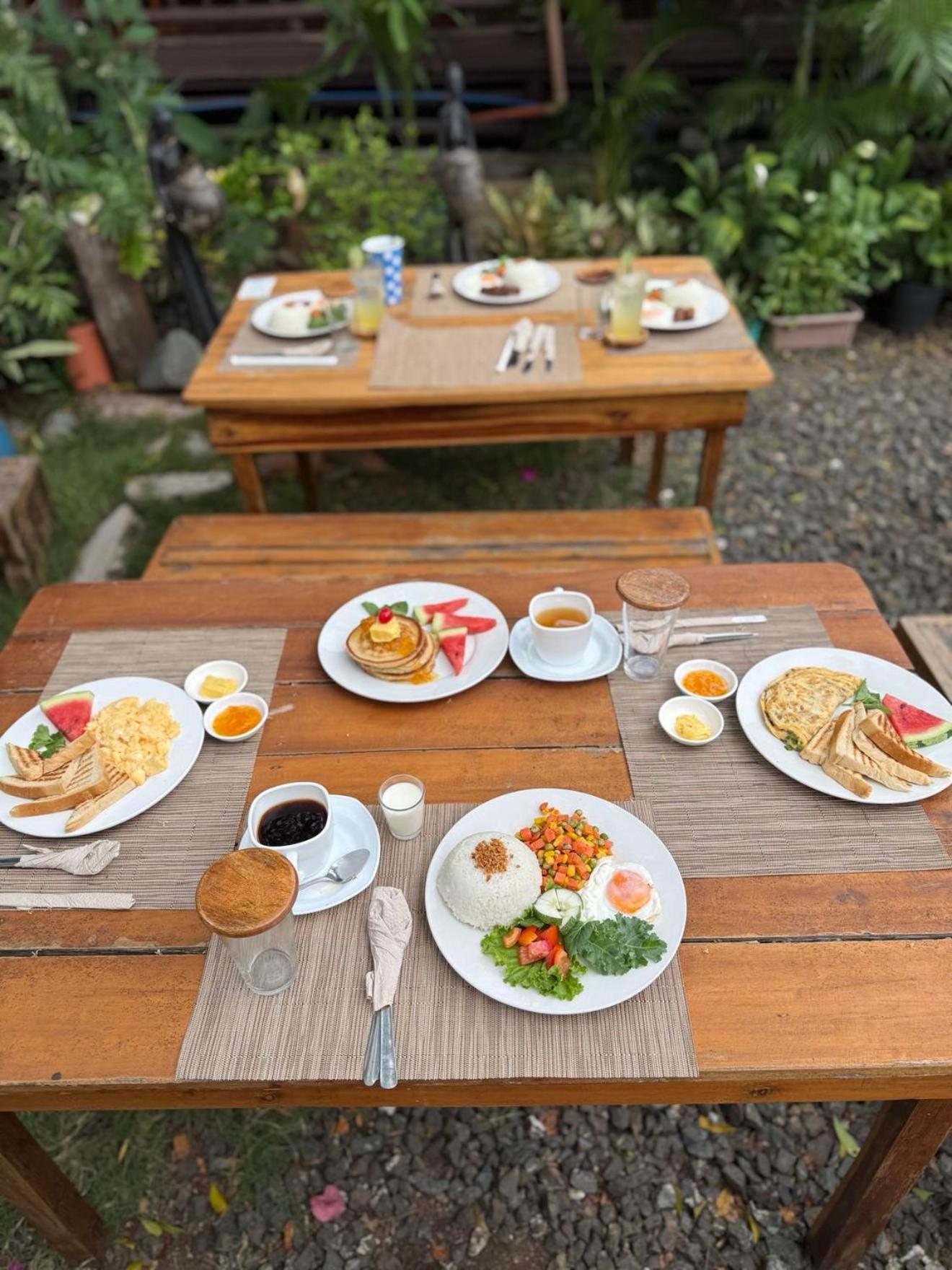 Lokal Hut Bed And Breakfast Puerto Princesa Buitenkant foto