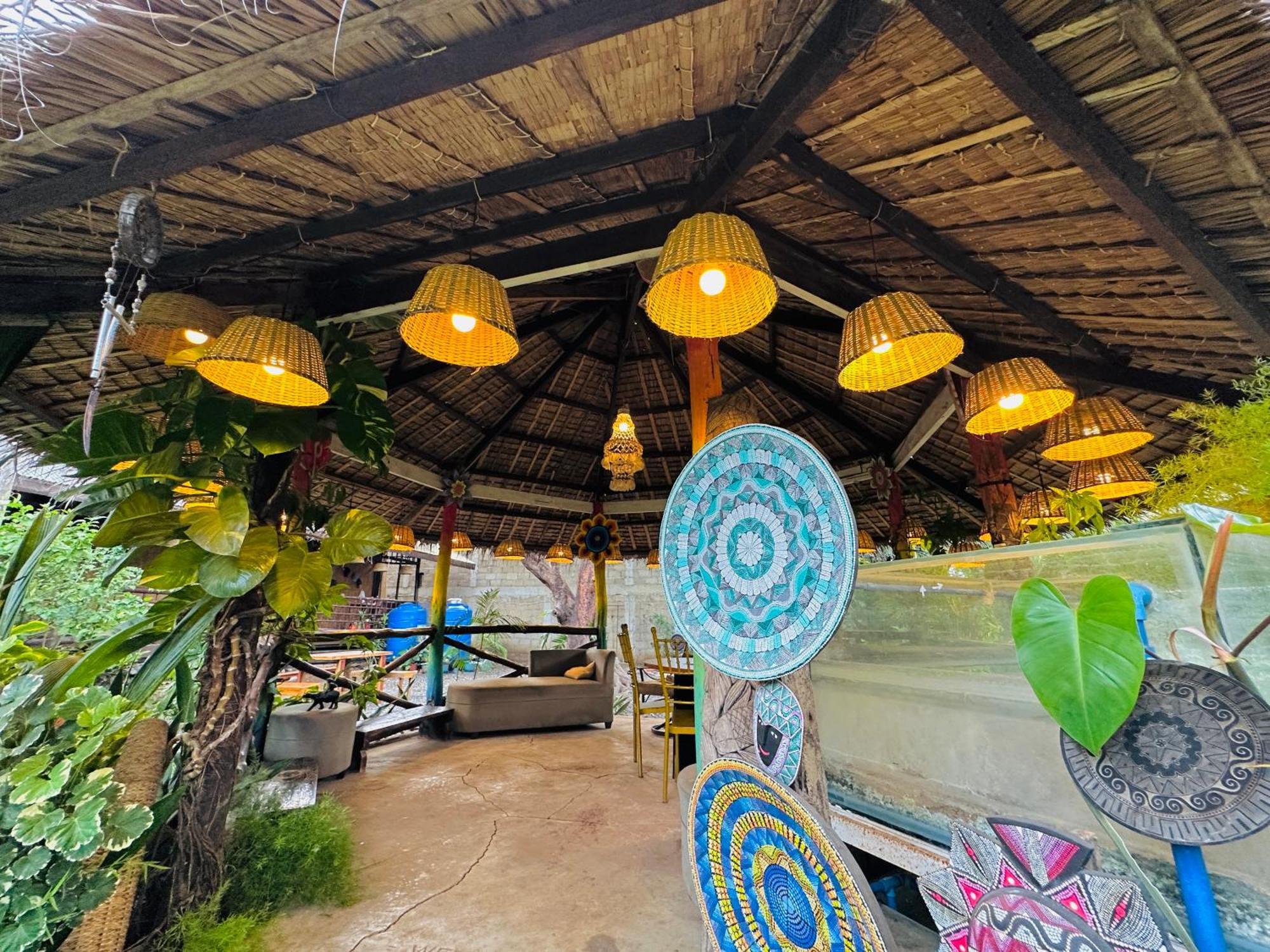 Lokal Hut Bed And Breakfast Puerto Princesa Buitenkant foto